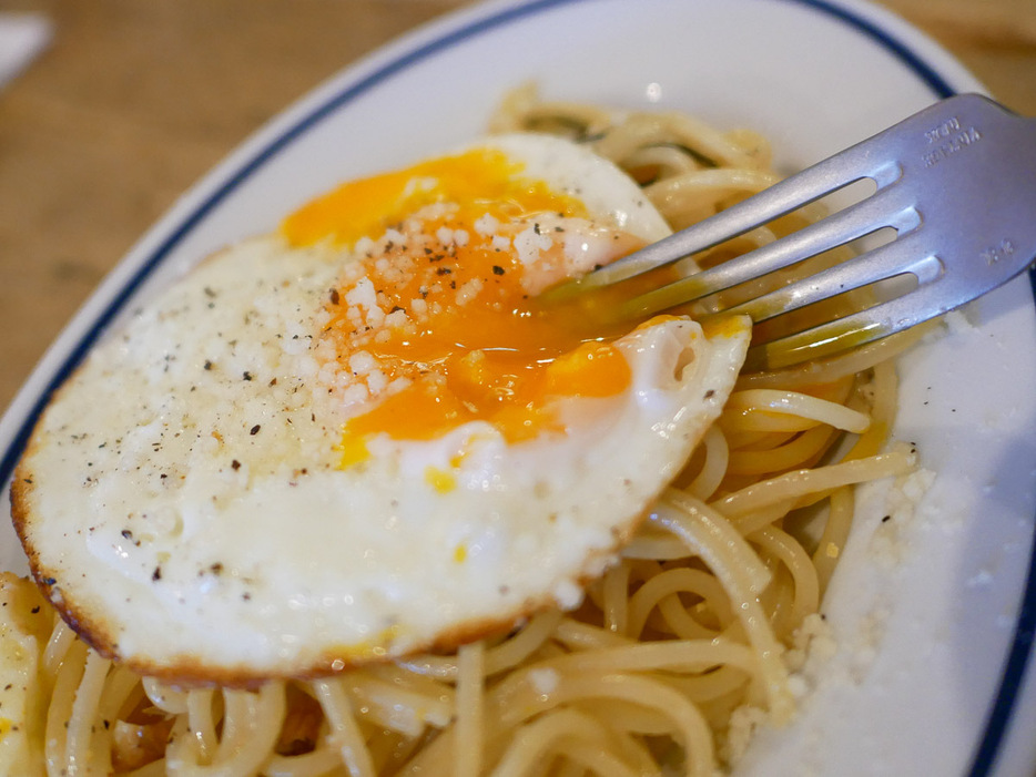 カリカリに焼いた目玉焼きを刻んだもの、塩昆布とチーズにとろりとろけた黄身を絡めて。「店の賄いでも大人気の無限パスタ、ぜひ一度食べて欲しいです！」