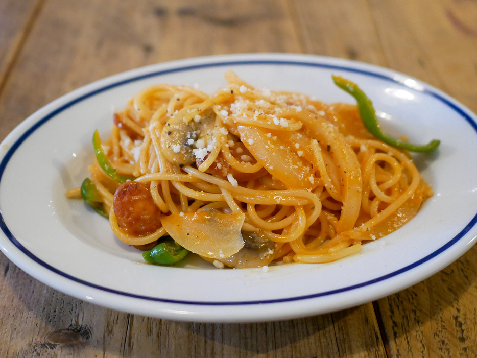 バターと生クリームを仕上げに投入してパスタを「保湿」し、野菜はシャキシャキ、麺はしっとりと仕上げた「ナポリタンを超えたナポリタン」