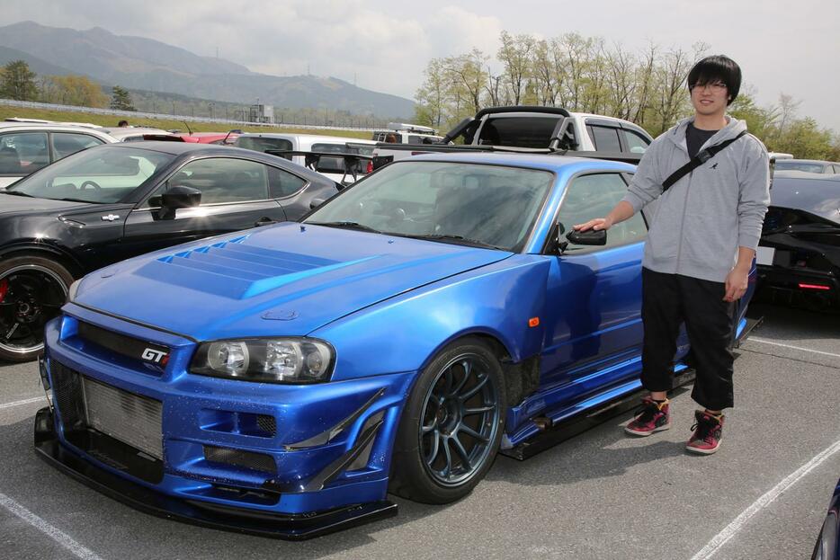 迫力あるスタイリングのR34GT-Rとオーナーの“ゆ”さん