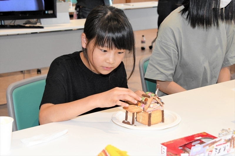 自由な発想でお菓子の家をつくる参加者