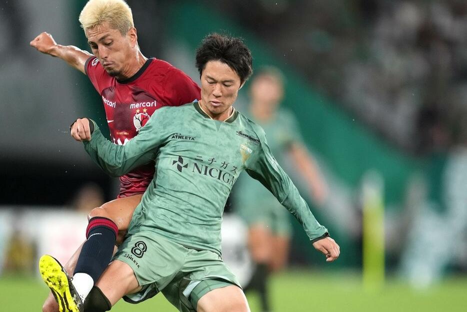 楽しかったという鈴木優磨との勝負。齋藤功佑が勝利の立役者になった（写真◎J.LEAGUE）