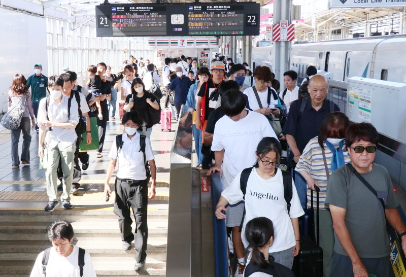 帰省客らで混み合うJR岡山駅の新幹線下りホーム＝10日午前9時1分