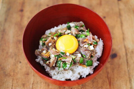 カツオとにらのユッケ丼。