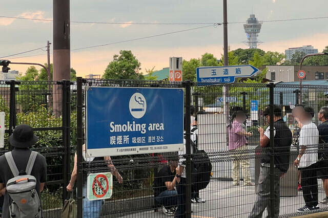 JR天王寺駅近くにある屋外の喫煙所。通天閣（右側奥）を眺めながらの喫煙は風情あり