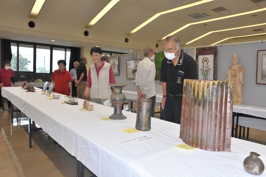 ずらりと並んだ玄人はだしの作品の数々＝岡山県津山市で