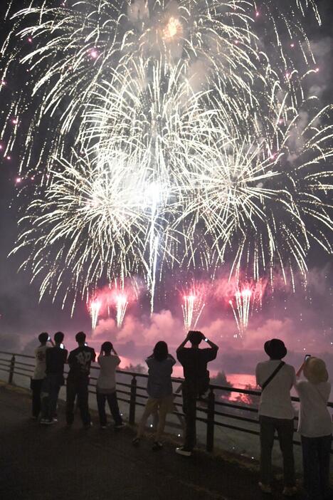 京都府福知山市で開催された花火大会。2013年の露店爆発事故以降、大規模な花火大会は中止となっていた＝11日夜