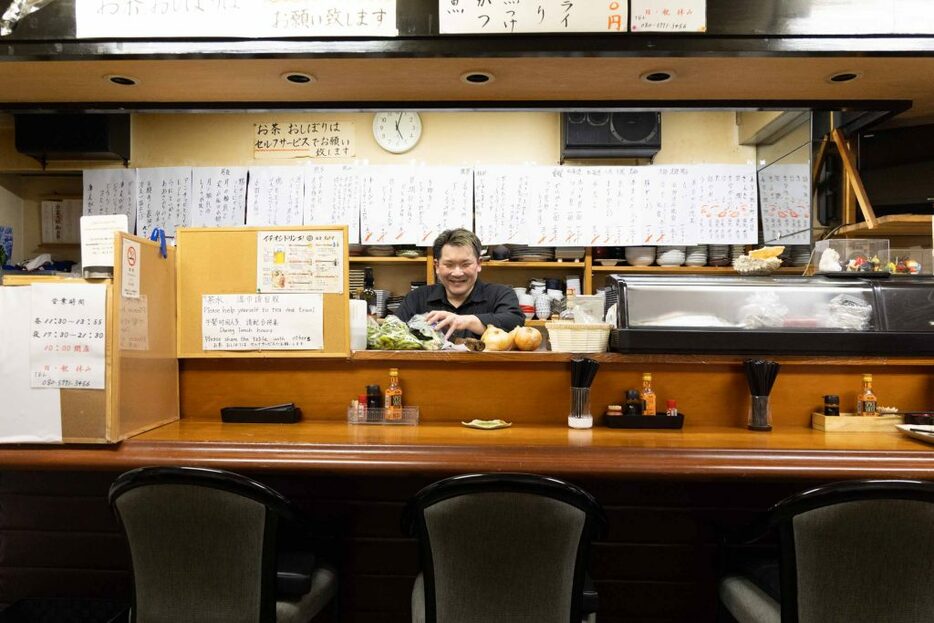 気さくな店内にはテーブル席とカウンターがある