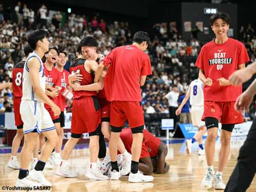 初の全国制覇に喜びを爆発させた東山 [写真]＝佐々木啓次