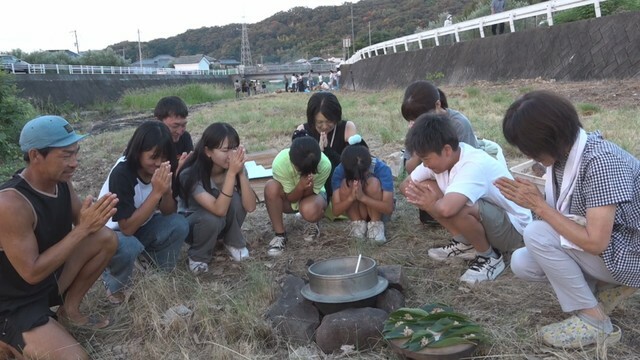 小豆島町の別当川の河原で行われた「川めし」