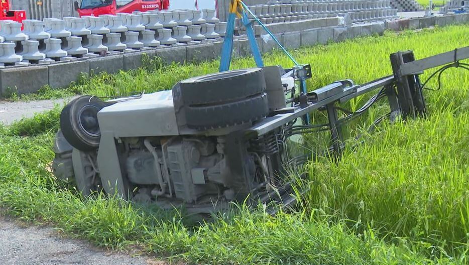 水田に転落したフォークリフト（20日、安曇野市）