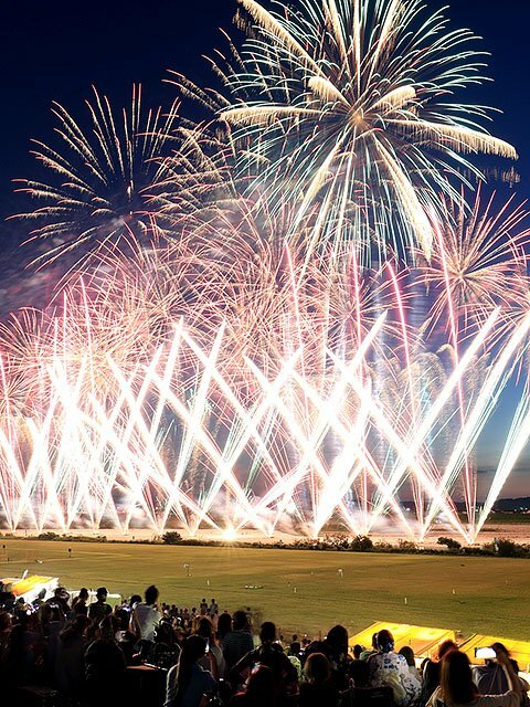 夜空を彩る大輪の花火と鮮やかなスターマイン＝富山市布瀬町の神通川右岸