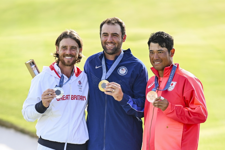 パリ五輪男子ゴルフのメダリストたち。左からトミー・フリートウッド、スコッティ・シェフラー、松山英樹(PHOTO/Getty Images)