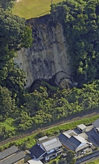 鹿児島県志布志市の崩落現場＝9日（共同通信社ヘリから）