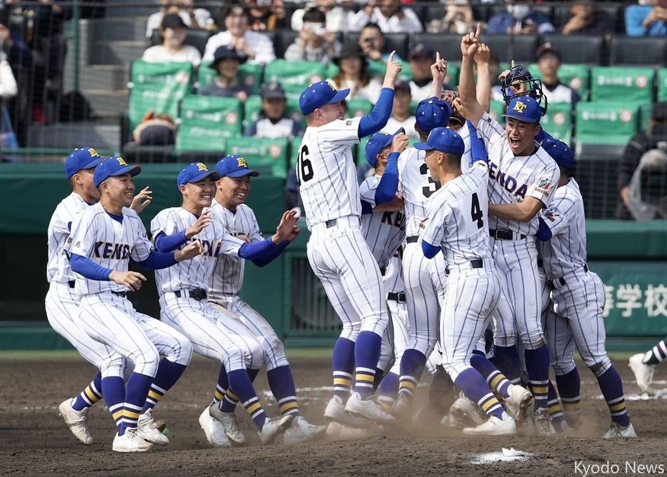 群馬県勢で初のセンバツ優勝を果たした健大高崎(C)Kyodo News