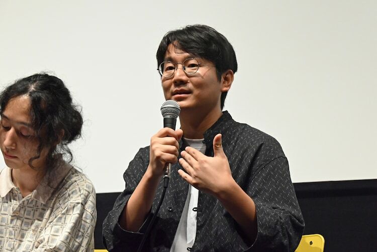 「西湖畔に生きる」先行上映の様子。中央がグー・シャオガン（顧曉剛）。