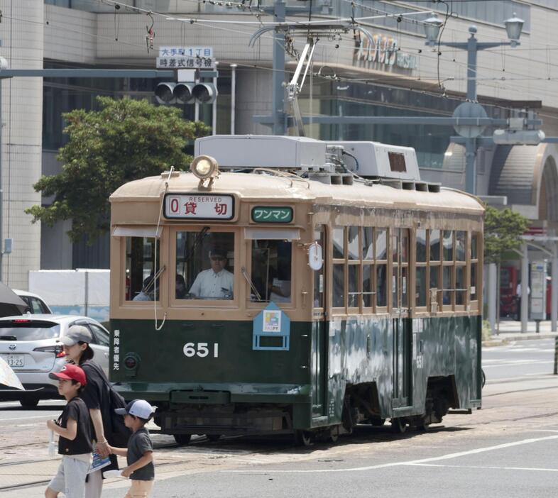 原爆の被害を受けながら現役で走る「被爆電車」＝4日午前、広島市