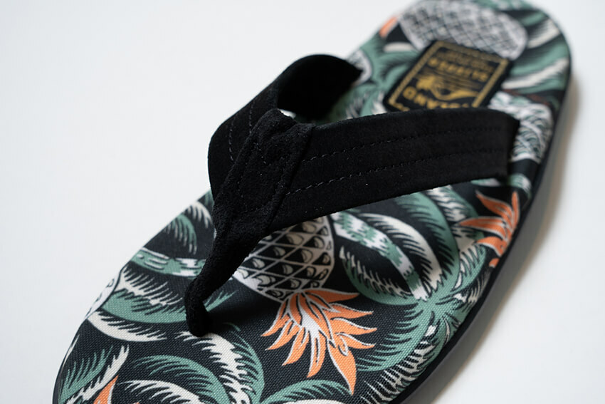 「Kona Bay Hawaii × ISLAND SLIPPER」3万6300円／ アイランドスリッパ