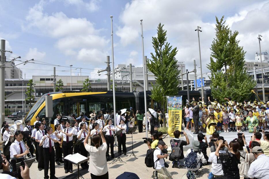 宇都宮市内で開かれた次世代型路面電車（LRT）の開業1周年記念イベントに集まった大勢の市民ら＝25日午前