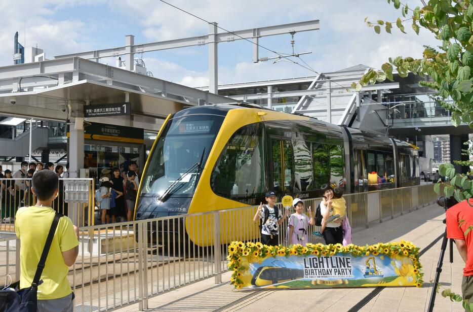 宇都宮市内で開かれた次世代型路面電車（LRT）の開業1周年記念イベント＝25日午後