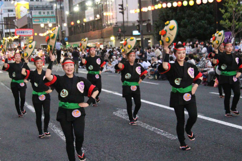 「男踊り」を踊る女性ら（山形県花笠協議会提供）