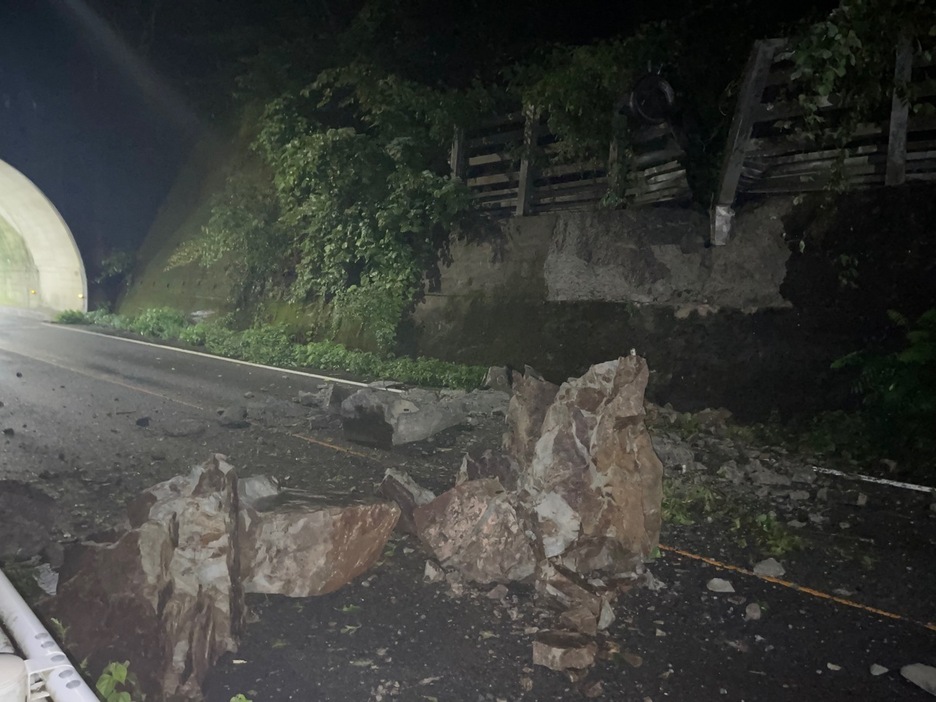 通行止めになっている神石高原町油木の国道182号の落石現場（広島県提供）