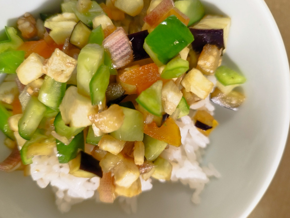 アツアツごはんもさっぱり食べられる！ 作り置きするとだんだん色が悪くなってくるので、2日ほどで食べきるのが吉