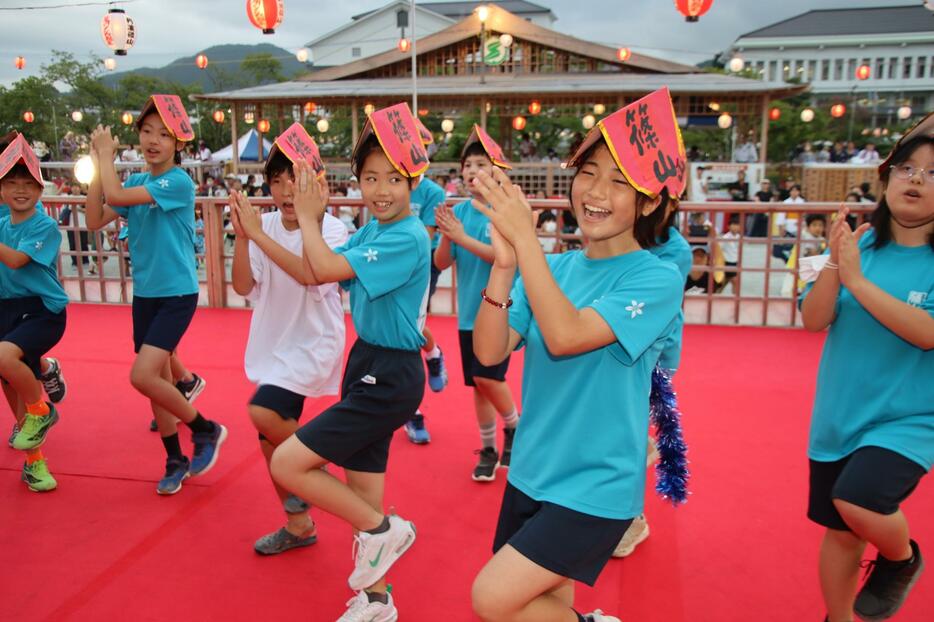 デカンショ祭で元気いっぱいに「デッカンショ」と声を上げながら踊る小学生＝2024年8月16日午後6時7分、兵庫県丹波篠山市北新町で