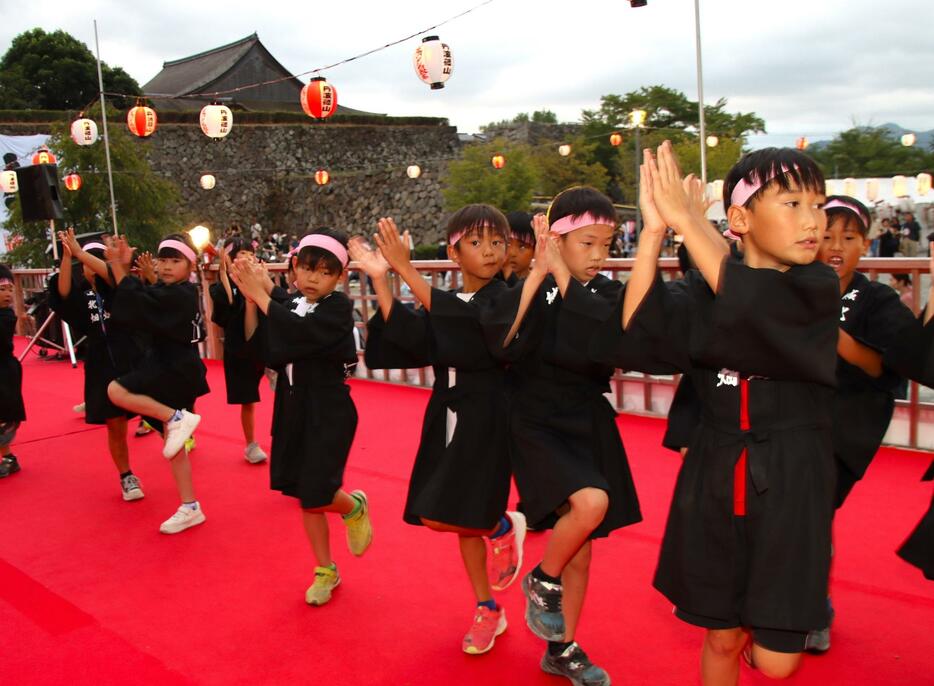 デカンショ祭で元気な踊りを披露する地元の小学生たち＝2024年8月16日午後6時8分、兵庫県丹波篠山市北新町で