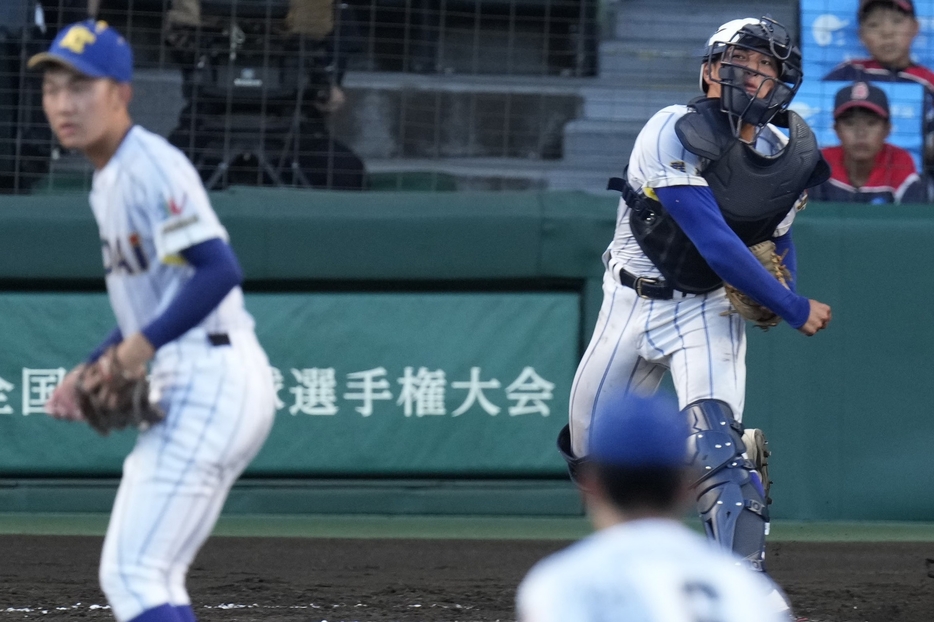 プロ注目の健大高崎・箱山は9回2死から相手の盗塁を強肩で阻止し、1対0での勝利に貢献した。写真：産経新聞社