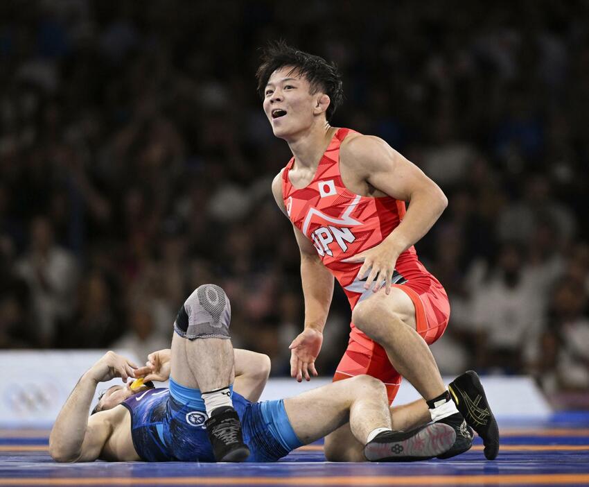 男子フリー57キロ級決勝　米国選手（左）を破り、金メダルを獲得した樋口黎＝パリ（共同）