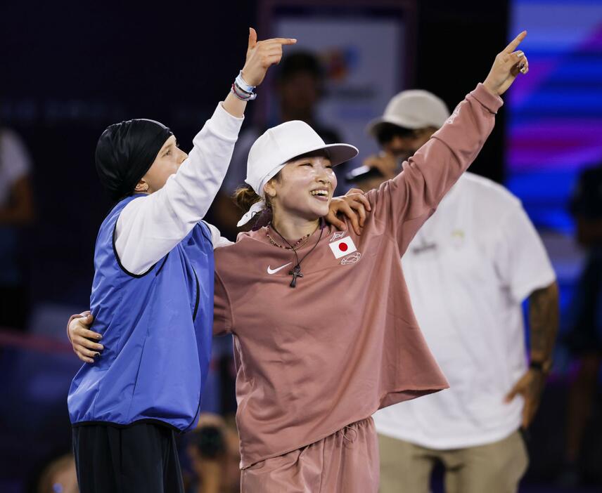 女子決勝を終え、笑顔の湯浅亜実（右）。金メダルを獲得した＝パリ（共同）