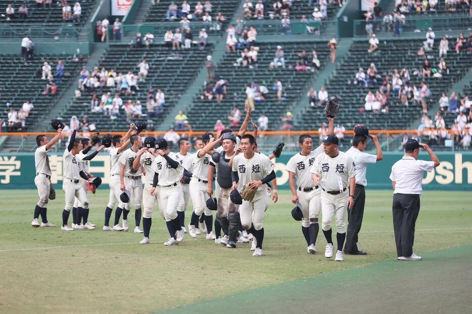 勝利した西日本短大附の選手達