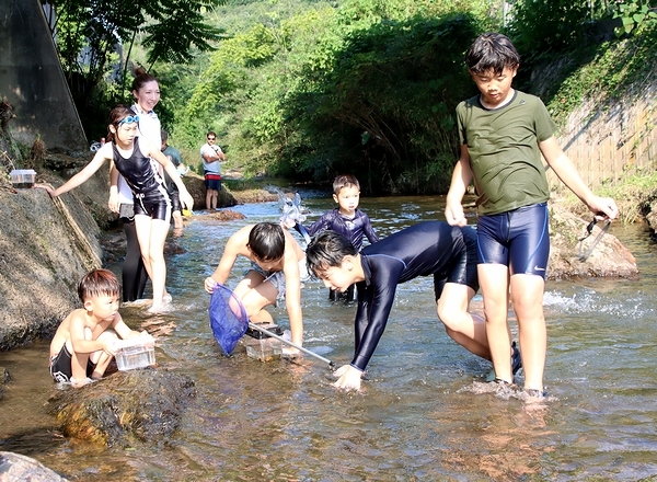 川で遊ぶ子どもたち