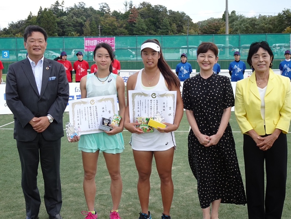 写真は左から茶谷義隆七尾市長、2023年大会女子シングルス優勝のマー・イェジン（中国）、準優勝のヤン・ヤーイー（台湾）、大会アンバサダーの南野陽子さん、大会ディレクターの佐藤直子さん