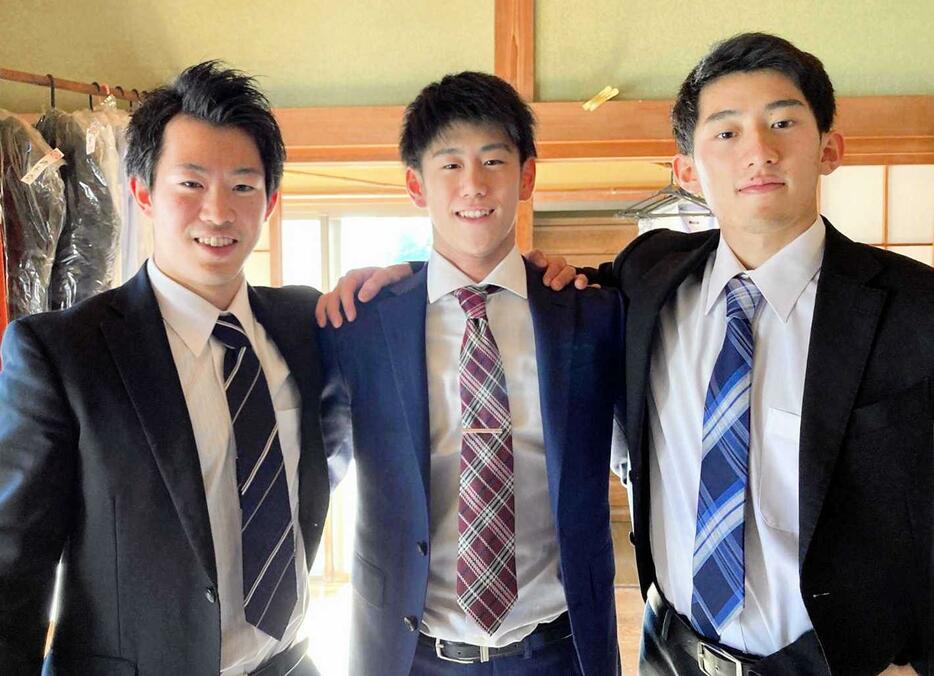 　長男・拓弥さん（左）、次男・健吾さん（右）と仲良く写真に納まる橋本大輝（拓弥さん提供）