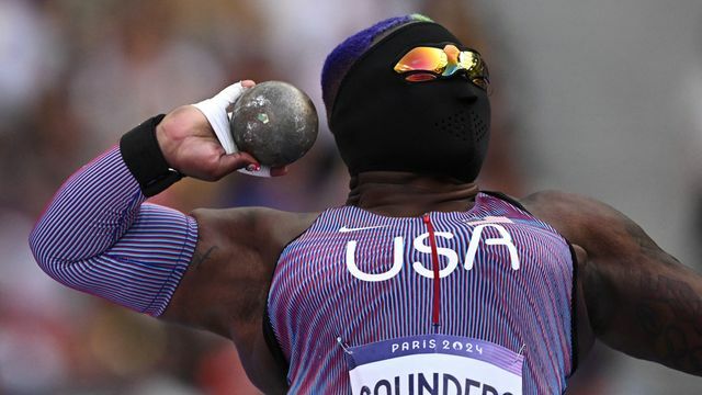 真っ黒のマスクで競技に臨んだレーベン・サウンダース選手(写真：ロイター/アフロ)