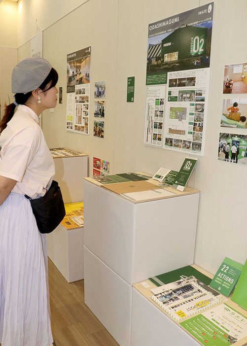 盛岡市の岩手教育会館で開かれている企業のブランディング事例を紹介する企画展