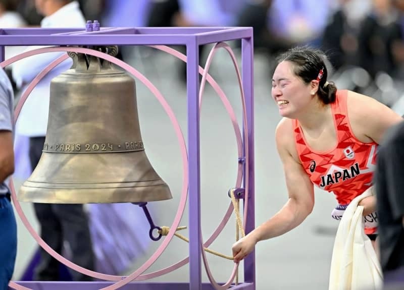 女子やり投げで金メダルを獲得し、鐘を鳴らす北口榛花＝パリ郊外（ゲッティ＝共同）