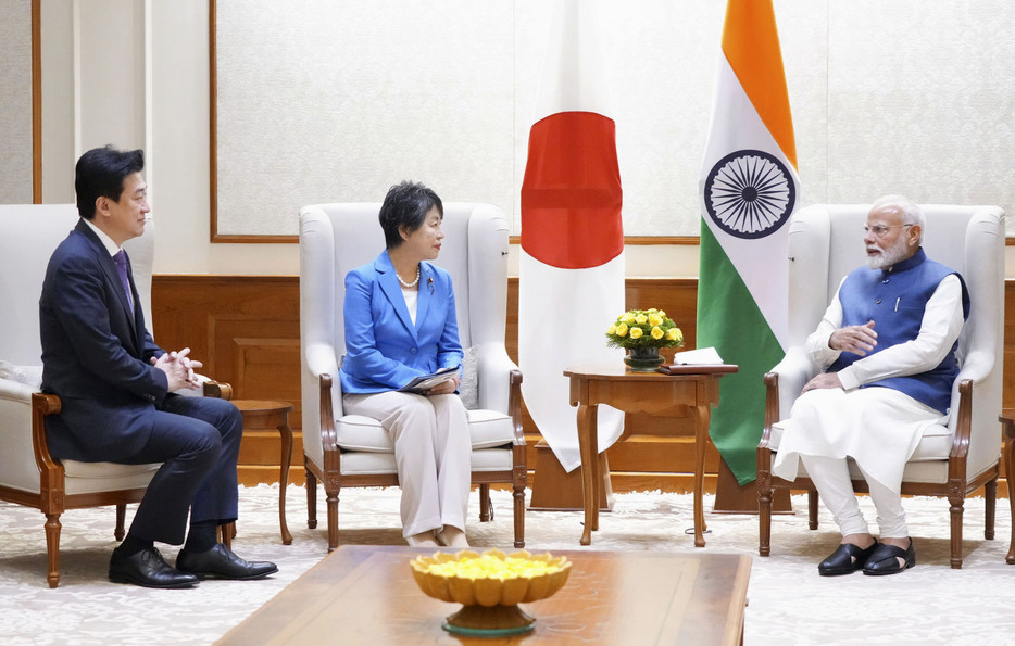 インドのモディ首相（右）と会談する上川外相（中央）と木原防衛相＝19日、ニューデリー（外務省提供・共同）