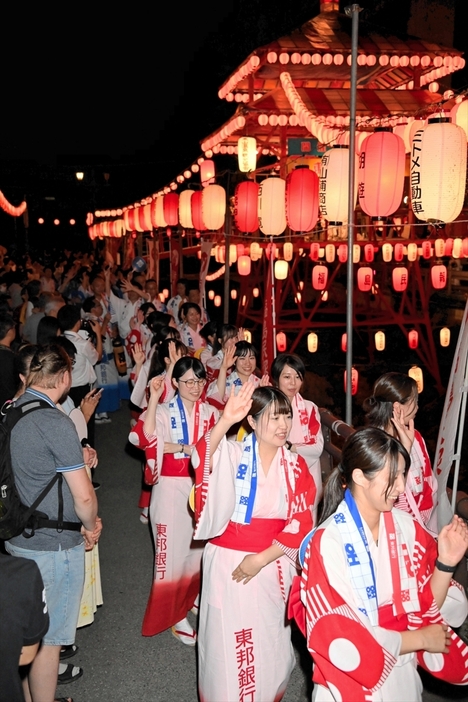 ５年ぶりに復活した東山盆踊り。にぎやかに繰り広げられた初日の「福島民報の夕べ」