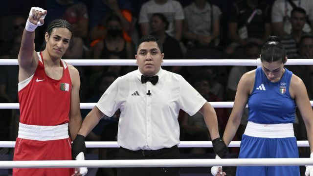 アルジェリアのケリフ選手（左・赤）とイタリアのカリニ選手（右・青）写真：アフロ