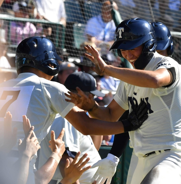 　３回、大阪桐蔭・吉田翔輝の適時打で生還した岡江伸英（撮影・持木克友）