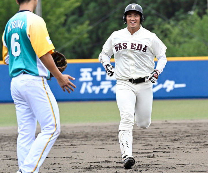 早大・前田健は3回表に右越え2ラン。リードを6点に広げた[写真=矢野寿明]