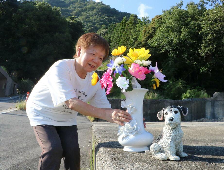 宮村さんの家跡に花を供える増田さん