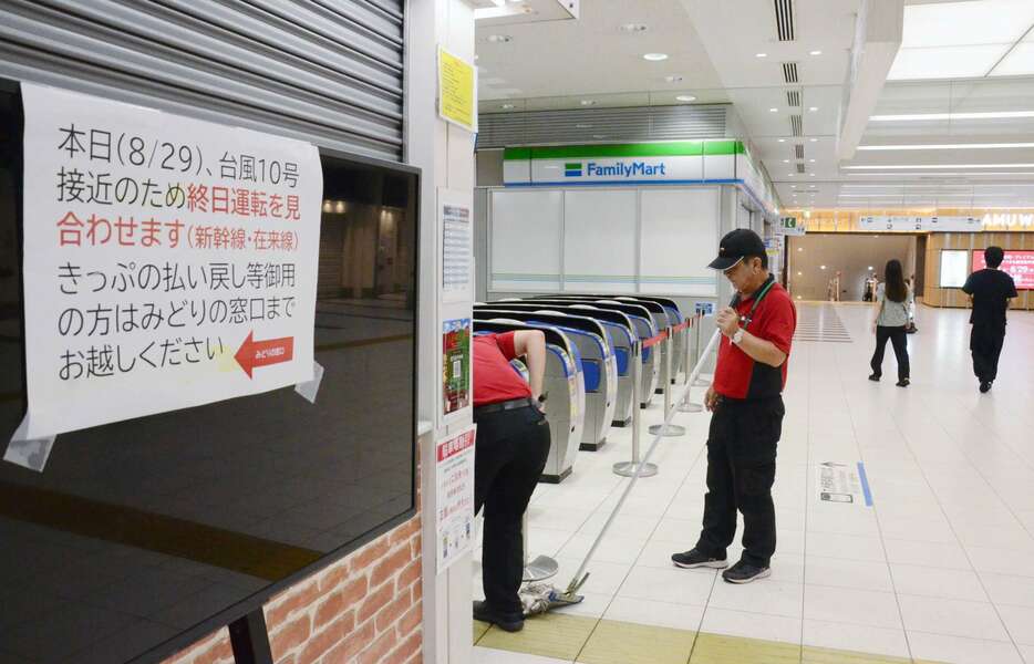 新幹線と在来線が運転見合わせとなり、閑散とするＪＲ鹿児島中央駅＝２９日、鹿児島市