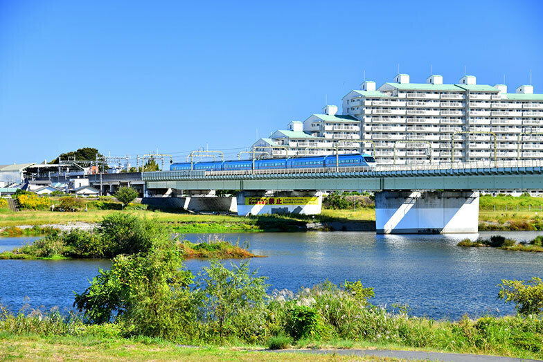 和泉多摩川駅近くの川辺（写真／PIXTA）