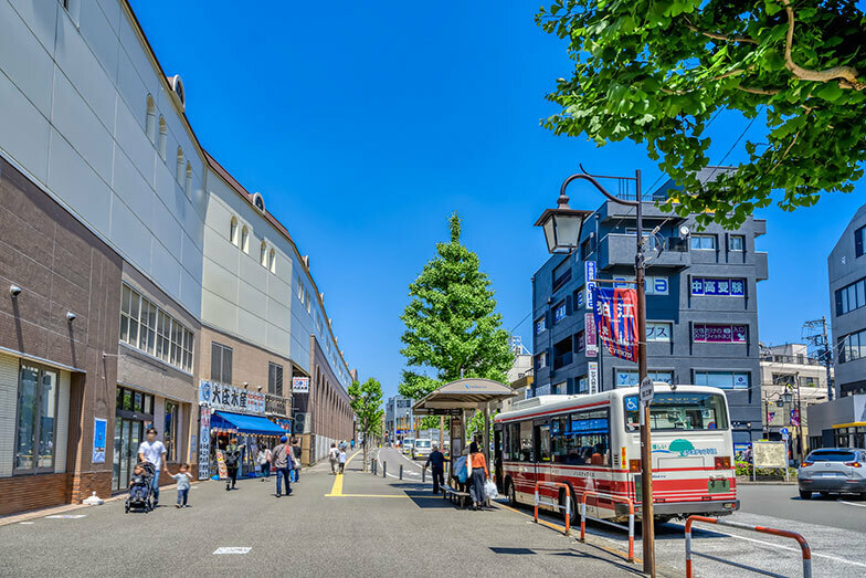 狛江駅前の様子（写真／PIXTA）