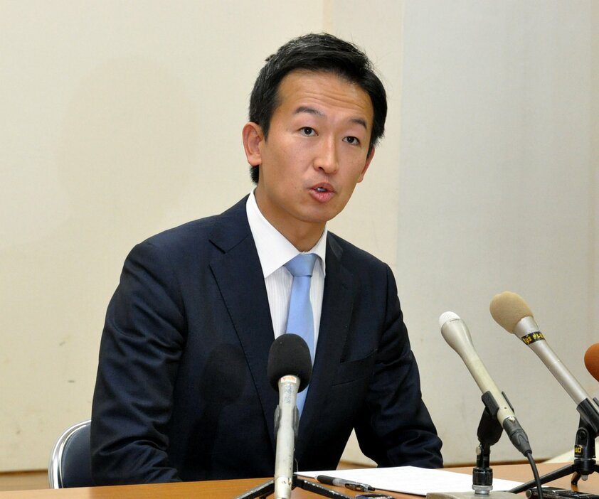 記者会見で柳井市長選への立候補を表明する下村氏