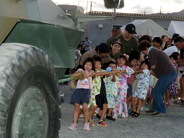 自衛隊車両と子どもらの綱引き対決もあった