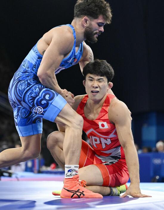 男子グレコローマン67キロ級1回戦　キューバ選手（左）に敗れた曽我部京太郎＝パリ（共同）